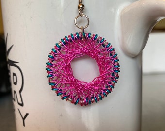Pendientes de anillo de plata envueltos en rosa fuerte