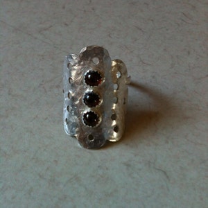 Sterling Silber Wickelring mit tiefroten Granat Cabachons verziert