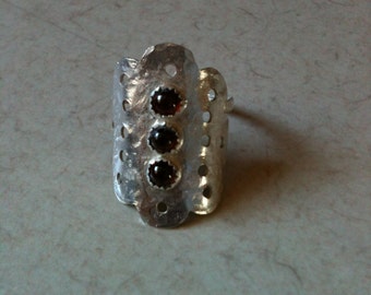 Atrevido anillo envolvente de plata esterlina adornado con cabujones de granate rojo intenso