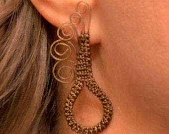 Pendientes tejidos de bronce antiguo