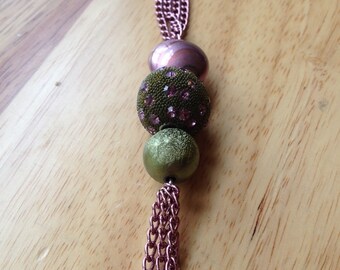 Collar de borlas rosa y verde