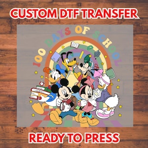 Pode incluir: Uma transferência DTF (Direct to Film) com personagens da Disney celebrando 100 dias de escola. O design inclui Mickey, Minnie, Donald, Margarida, Pateta e Pluto, com um arco-íris e elementos escolares. O texto no topo diz "CUSTOM DTF TRANSFER" e na parte inferior "READY TO PRESS".