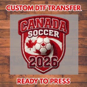 Könnte beinhalten: Ein roter, weißer und schwarzer DTF-Transfer mit einem Fußball und dem Text "CANADA SOCCER 2026" in einem Schilddesign. Die Wörter "CUSTOM DTF TRANSFER" und "READY TO PRESS" werden ebenfalls angezeigt.