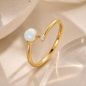 Anello aperto con due opali, anello regolabile in oro con opale, anello minimalista impilabile con opale, anello con pietra portafortuna di ottobre, anello di fidanzamento per donna