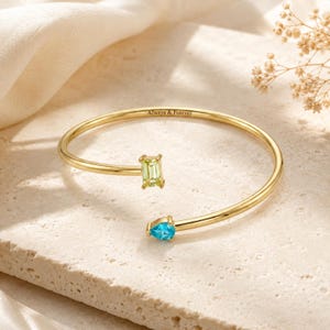 Personalisierter Armreif mit zwei Geburtssteinen, individuell graviertes Geburtssteinarmband, bedeutungsvolles Weihnachtsgeschenk für Mama, Geburtssteinschmuck für Paare