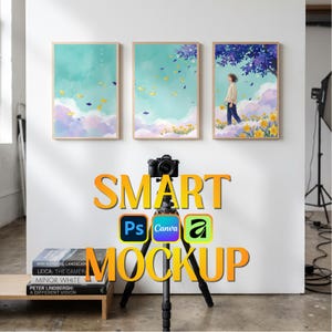 Op de afbeelding: Drie ingelijste kunstdrukken met een natuurthema hangen aan een witte muur. De prints tonen een persoon die in een veld met gele bloemen loopt, en een lucht met wolken en vallende bladeren. Een camera is op een statief voor de prints gemonteerd. De tekst "SMART MOCKUP" wordt weergegeven.