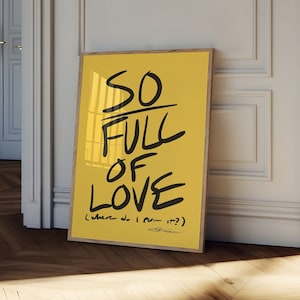 フレーム入り So Full of Love ポスター、ミッドセンチュリープリント、美的ウォールアート、引用句、バウハウスプリント、タイポグラフィプリント、トレンディな黄色、木製フレームアート