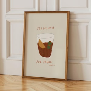 Può includere: Una stampa artistica incorniciata con un'illustrazione di cocktail. L'immagine mostra un bicchiere di vermouth con una fetta d'arancia e olive. Le parole "VERMOUTH" e "POR FAVOR" sono scritte in script arancione.