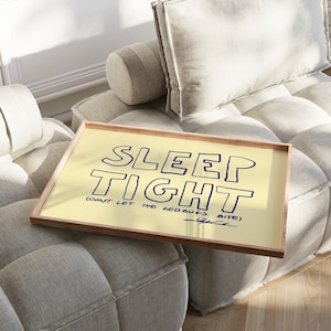 以下が含まれることがあります： 黄色の背景に青い文字で「SLEEP TIGHT（DON'T LET THE BED BUGS BITE）」と書かれた額装されたプリントです。