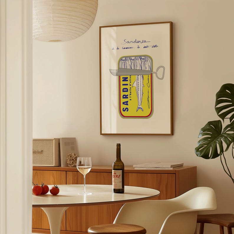 Stampa artistica di sardine: illustrazione di cibo retrò, decorazione murale per cucina in stile moderno di metà secolo, schizzo di pesce in scatola francese in stile vintage immagine 2