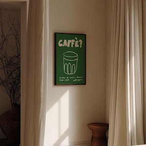 Op de afbeelding: Een groene poster met het woord "CAFF&Egrave;?" in het wit, boven een witte lijntekening van een koffiekopje. Daaronder handgeschreven details. De poster hangt aan een cr&egrave;mekleurige muur, naast een gordijn en een kleine houten kruk.