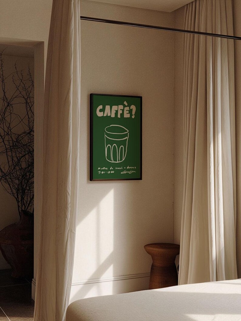 Op de afbeelding: Een groene poster met het woord "CAFF&Egrave;?" in het wit, boven een witte lijntekening van een koffiekopje. Daaronder handgeschreven details. De poster hangt aan een cr&egrave;mekleurige muur, naast een gordijn en een kleine houten kruk.