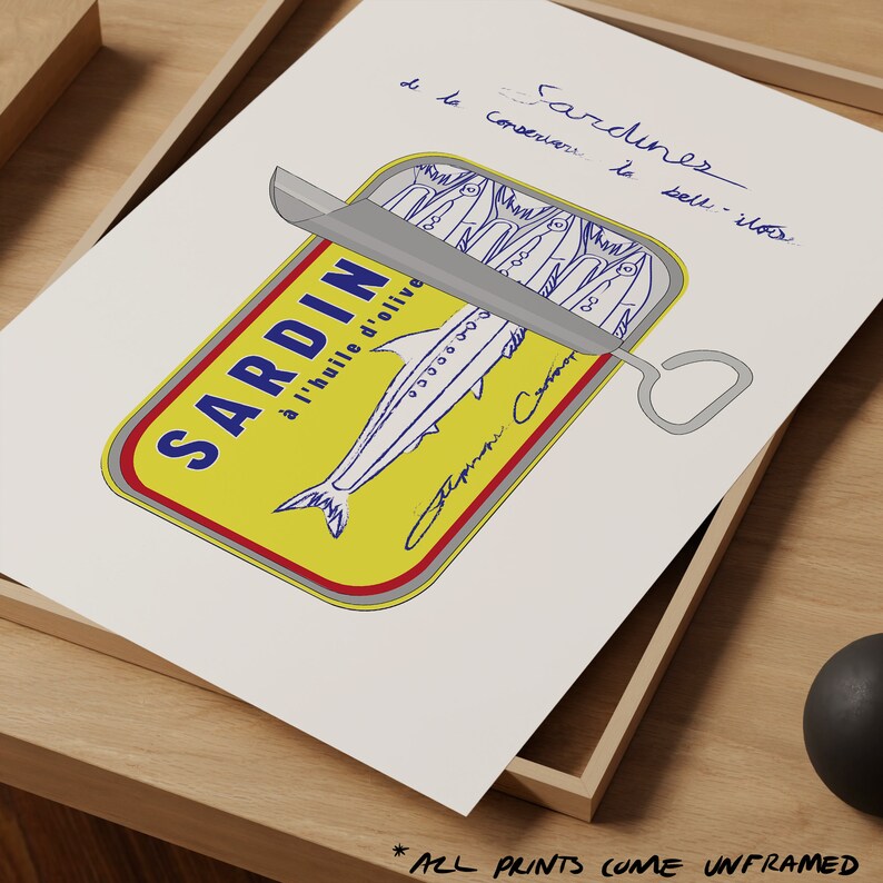Chic Hand-drawn minimalist kitchen and bar cart print "Sardines" art print poster by KunstbyStephie. A yellow and blue illustration of a sardine can with the text 'SARDIN à l'huile d'olive' on the front. The can is open and a single sardine is visible. The text 'de la Conserver la bell ilos Fardines' is written in cursive above the can.