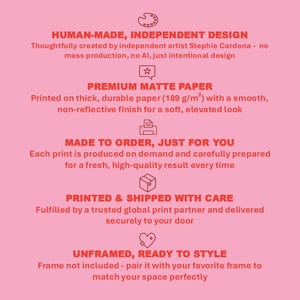Puede incluir: Fondo rosa con texto que destaca las caracter&iacute;sticas de una impresi&oacute;n. El texto incluye "Human-Made, Independent Design", "Premium Matte Paper", "Made to Order, Just for You" y "Unframed, Ready to Style".