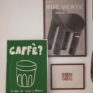 Op de afbeelding: Een witte keramische mok met een zwart handvat en de tekst "But First, Coffee" in een handschriftstijl. De mok staat op een wit oppervlak. De mok wordt waarschijnlijk gebruikt voor warme dranken.