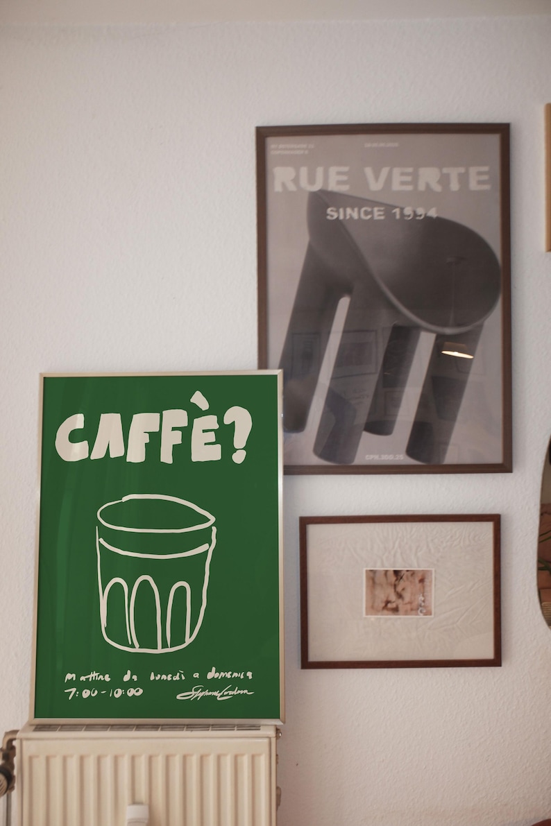 Op de afbeelding: Een witte keramische mok met een zwart handvat en de tekst "But First, Coffee" in een handschriftstijl. De mok staat op een wit oppervlak. De mok wordt waarschijnlijk gebruikt voor warme dranken.