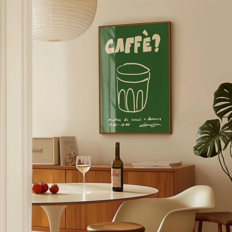 Op de afbeelding: Een witte keramische mok met een zwart handvat en de tekst "But First, Coffee" in een zwarte, handgeschreven lettertype. De mok staat op een wit oppervlak.