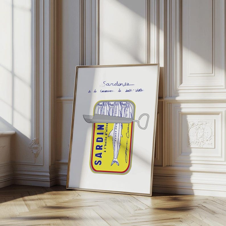 Pu&ograve; includere: Stampa artistica incorniciata con un'illustrazione stilizzata di una scatoletta di sardine. La scatoletta &egrave; gialla con dettagli blu e rossi, e la parola "SARDIN" &egrave; ben visibile. L'opera include il testo "Sardines" e altro testo scritto a mano.
