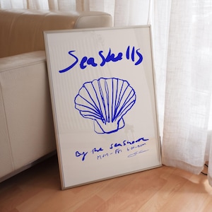 貝殻プリント：ミッドセンチュリーモダンのバスルーム向け海岸風ウォールアート