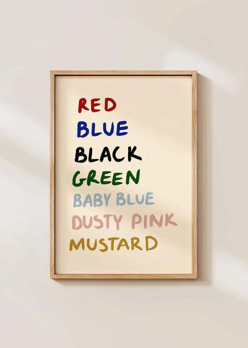 以下が含まれることがあります： クリーム色の背景に「RED」、「BLUE」、「BLACK」、「GREEN」、「BABY BLUE」、「DUSTY PINK」、「MUSTARD」の文字が様々な色で手書きされた、額入りのアートプリントです。