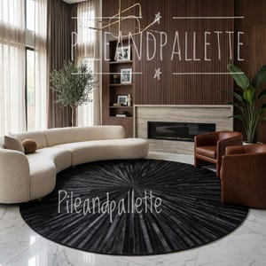 Könnte beinhalten: Ein modernes Wohnzimmer mit einem großen, geschwungenen cremefarbenen Sofa, zwei braunen Ledersesseln und einem runden schwarzen Teppich mit radialem Muster. Der Raum verfügt über einen Kamin, Holzverkleidungen und große Fenster.