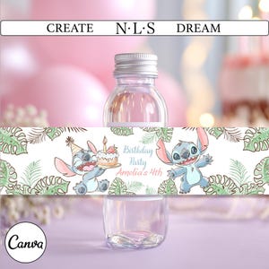 Puede incluir: Una botella de vidrio transparente con tapa plateada, adornada con una etiqueta personalizada. La etiqueta presenta un personaje de dibujos animados con una tarta de cumplea&ntilde;os y el texto "Birthday Party Amelia's 4th". El fondo incluye globos rosas y hojas tropicales.