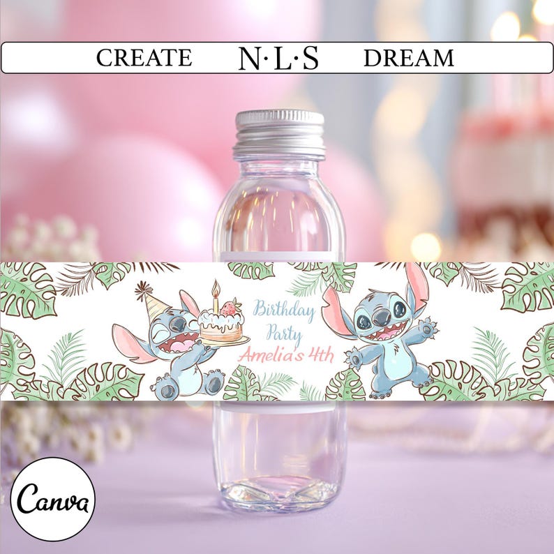 Puede incluir: Una botella de vidrio transparente con tapa plateada, adornada con una etiqueta personalizada. La etiqueta presenta un personaje de dibujos animados con una tarta de cumplea&ntilde;os y el texto "Birthday Party Amelia's 4th". El fondo incluye globos rosas y hojas tropicales.