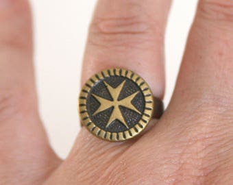 Anillo de la Cruz de Malta Joyería de los Caballeros de Malta - elaborado con un botón de color latón