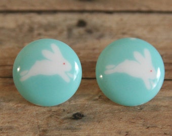 Boucles d'oreilles White Rabbit Bunny Bunnies Light Teal Alice au pays des merveilles - fabriquées à partir de petits boutons