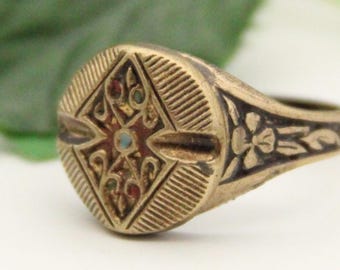 Vintage Button Ring: Brass Tone Geometric Design, Adjustable Band