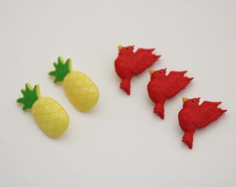 Fun Buttons Cardinals and Pineapples Lot of 5