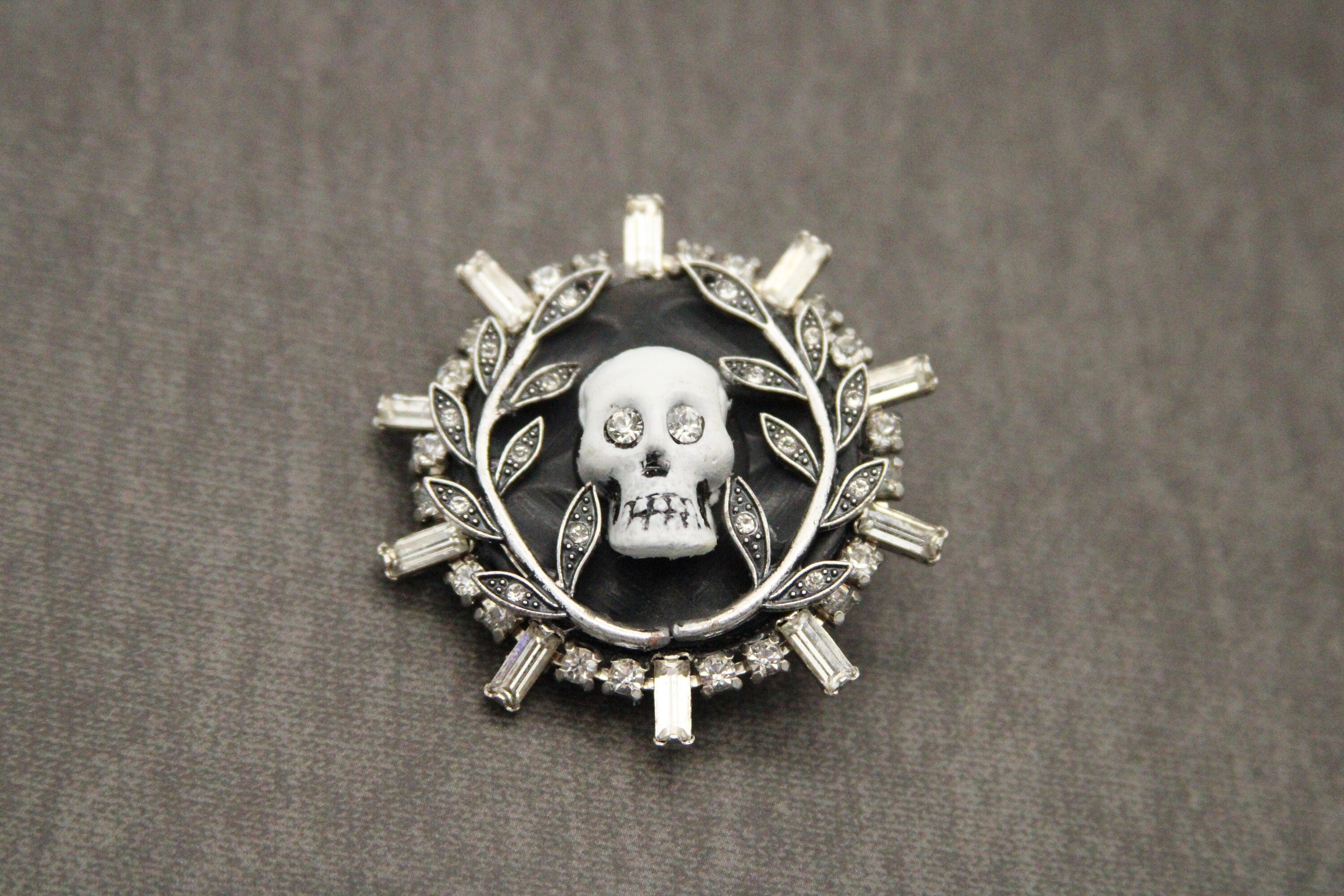 Rhinestone Skull Brooch Sparkling Skeleton Pin Silver Gray Badge Women  Brooches