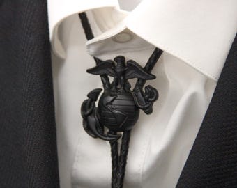 Cravatta bolo USMC con ancora marinaresca, simbolo nautico di libertà - realizzata con uno spillone da cappello