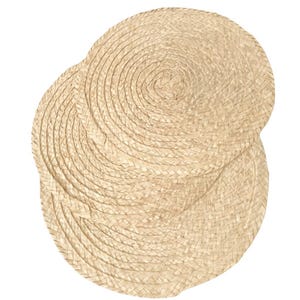 Op de afbeelding: Een set van drie ronde, lichtbeige placemats gemaakt van gevlochten natuurlijke vezels. Elke placemat heeft een doorlopend spiraalpatroon dat is gecreëerd door strak gevlochten strengen, wat resulteert in een gestructureerd, cirkelvormig ontwerp in een egale kleur.