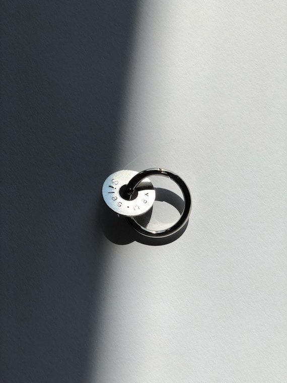 Personalisierter Schlüsselanhänger Edelstahl Ring, Geschenk für Freundin Partner Mama, handgestempelter Anhänger, Hausschlüssel