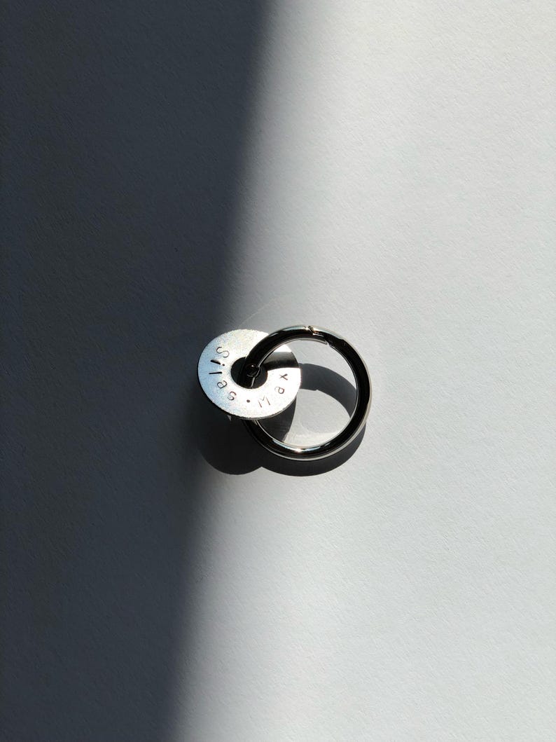 Personalisierter Schlüsselanhänger Edelstahl Ring, Geschenk für Freundin Partner Mama, handgestempelter Anhänger, Hausschlüssel 画像 1