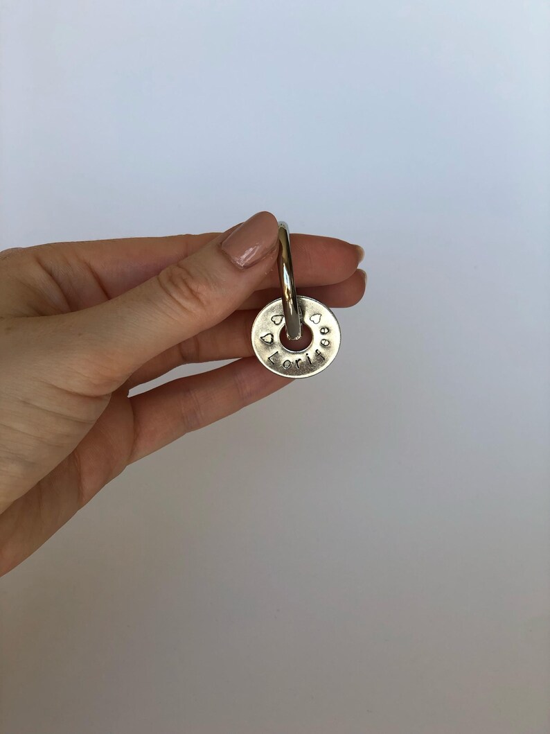 Personalisierter Schlüsselanhänger Edelstahl Ring, Geschenk für Freundin Partner Mama, handgestempelter Anhänger, Hausschlüssel 画像 3