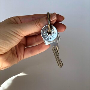 以下が含まれることがあります： 斑点のあるマット仕上げのセラミックマグカップ3個セット。各マグカップは、ライトブルー、クリーム、グレーと異なる色です。マグカップはシンプルでモダンなデザインで、持ちやすいハンドルが付いています。