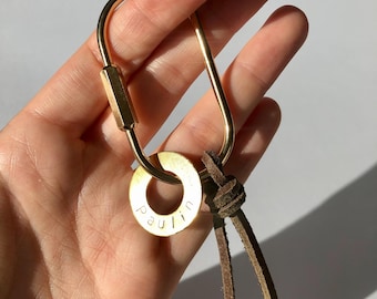 Schlüsselanhänger personalisiert Leder, Schlüsselanhänger mit Name, Handgestempelte Messing Anhänger, Goldkarabiner Taschenanhänger Geschenk
