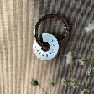 Personalisierter Schlüsselanhänger Edelstahl Ring, Geschenk für Freundin Partner Mama, handgestempelter Anhänger, Hausschlüssel 画像 2
