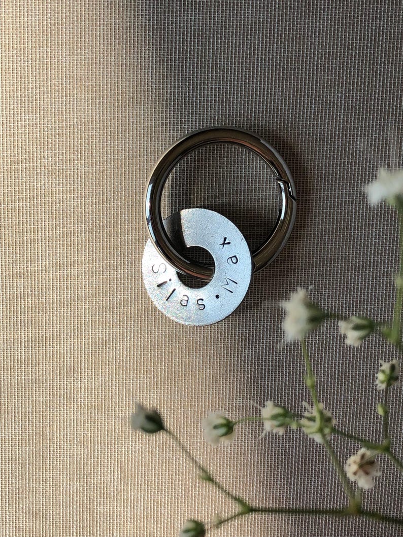 Personalisierter Schlüsselanhänger Edelstahl Ring, Geschenk für Freundin Partner Mama, handgestempelter Anhänger, Hausschlüssel 画像 2