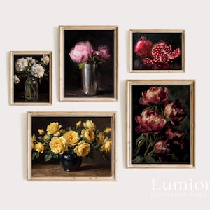 Puede incluir: Colecci&oacute;n de cinco pinturas enmarcadas de naturalezas muertas florales. Las obras presentan ramos de flores blancas, rosas y amarillas, y una granada. Las pinturas est&aacute;n sobre un fondo oscuro.