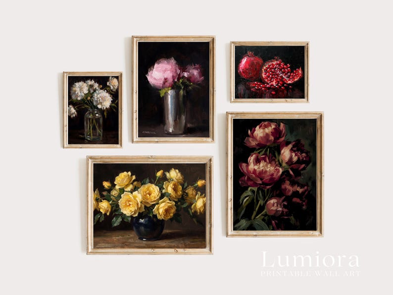 Puede incluir: Colecci&oacute;n de cinco pinturas enmarcadas de naturalezas muertas florales. Las obras presentan ramos de flores blancas, rosas y amarillas, y una granada. Las pinturas est&aacute;n sobre un fondo oscuro.