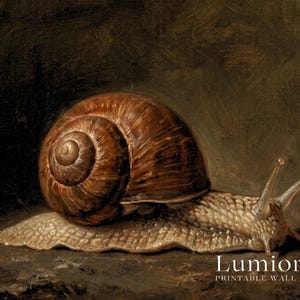 Puede incluir: Una pintura al &oacute;leo de un caracol con una concha espiral de color marr&oacute;n texturizado y un cuerpo p&aacute;lido y moteado. El caracol est&aacute; posicionado de perfil sobre un fondo oscuro y sombr&iacute;o. El texto "Lumiora PRINTABLE WALL ART" aparece en la esquina inferior derecha.