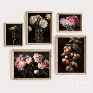 Puede incluir: Cinco impresiones art&iacute;sticas florales enmarcadas. Las impresiones presentan ramos de flores rosas y blancas, y un solo tallo con flores amarillas. Los marcos son de color madera clara y el fondo es oscuro.