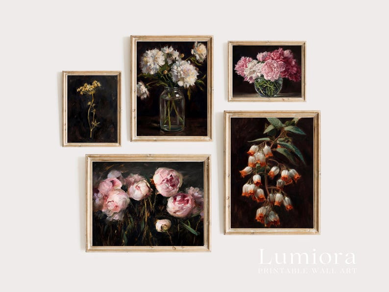 Puede incluir: Cinco impresiones art&iacute;sticas florales enmarcadas. Las impresiones presentan ramos de flores rosas y blancas, y un solo tallo con flores amarillas. Los marcos son de color madera clara y el fondo es oscuro.