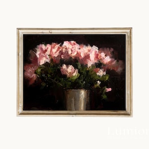 Puede incluir: Una pintura al &oacute;leo de un ramo de flores rosas en un jarr&oacute;n plateado, sobre un fondo oscuro. La obra de arte est&aacute; enmarcada en un marco de madera blanquecina desgastada, creando una est&eacute;tica vintage. Las flores son el foco, con pinceladas visibles.