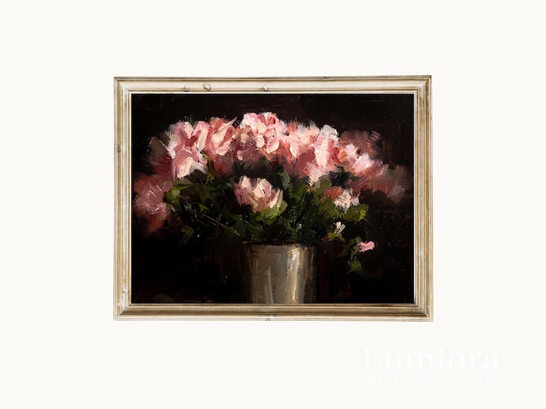 Puede incluir: Una pintura al &oacute;leo de un ramo de flores rosas en un jarr&oacute;n plateado, sobre un fondo oscuro. La obra de arte est&aacute; enmarcada en un marco de madera blanquecina desgastada, creando una est&eacute;tica vintage. Las flores son el foco, con pinceladas visibles.