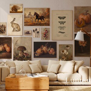 Puede incluir: Una pared de galer&iacute;a con varios cuadros enmarcados que incluyen una ardilla, un conejo, caballos, mariposas, calabazas, setas y flores secas. La colecci&oacute;n muestra una paleta de colores tierra coherente con tonos apagados.