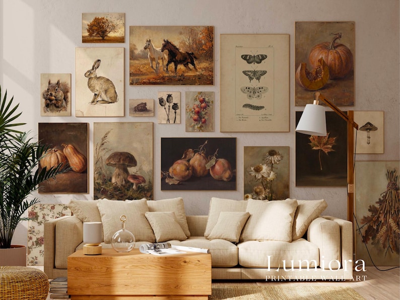 Puede incluir: Una pared de galer&iacute;a con varios cuadros enmarcados que incluyen una ardilla, un conejo, caballos, mariposas, calabazas, setas y flores secas. La colecci&oacute;n muestra una paleta de colores tierra coherente con tonos apagados.